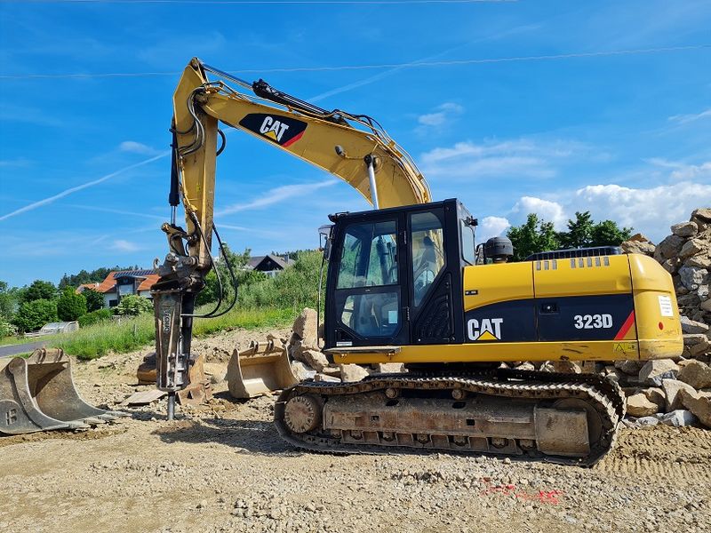 CAT 323 D - Photo 1